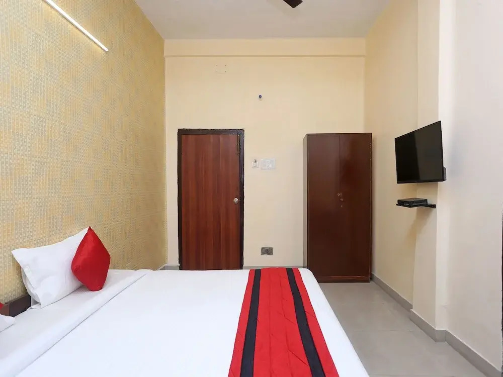 OYO 9001 Hotel East West