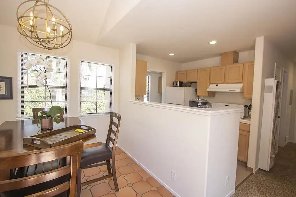Beautiful 2 Bedroom Detached Apartment, Walk to Downtown Monterey and Fishermans Wharf
