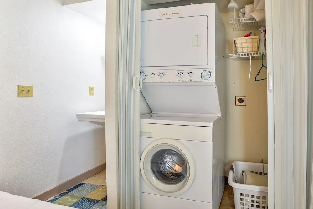 Ten Mile Island 2 Bd Plus Den - 3 Br condo by RedAwning