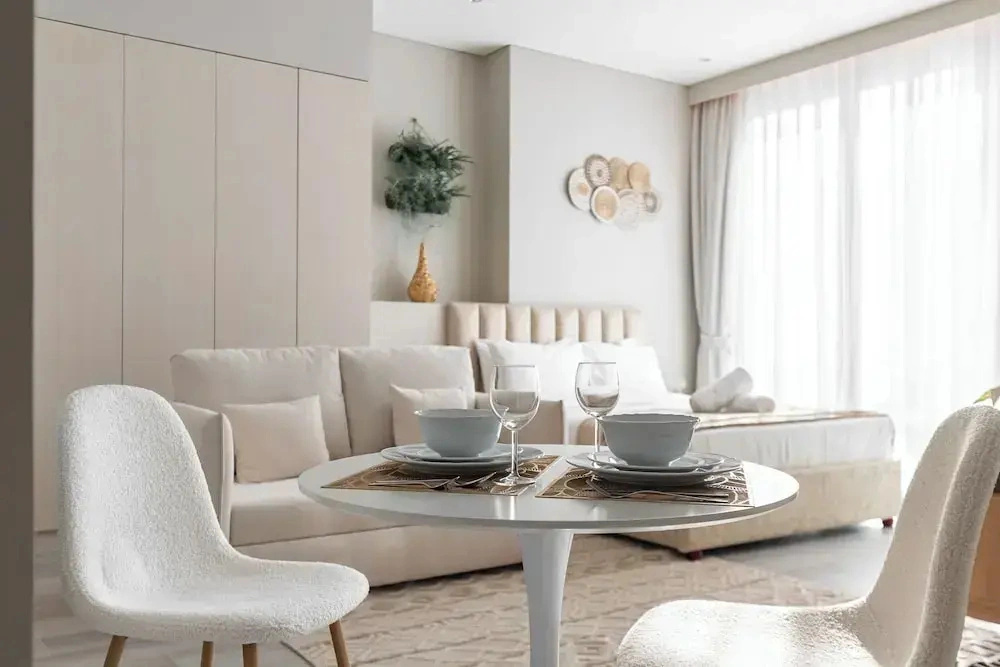 SIMPLY COMFORT  Bright Apartments Steps from Marina Walk