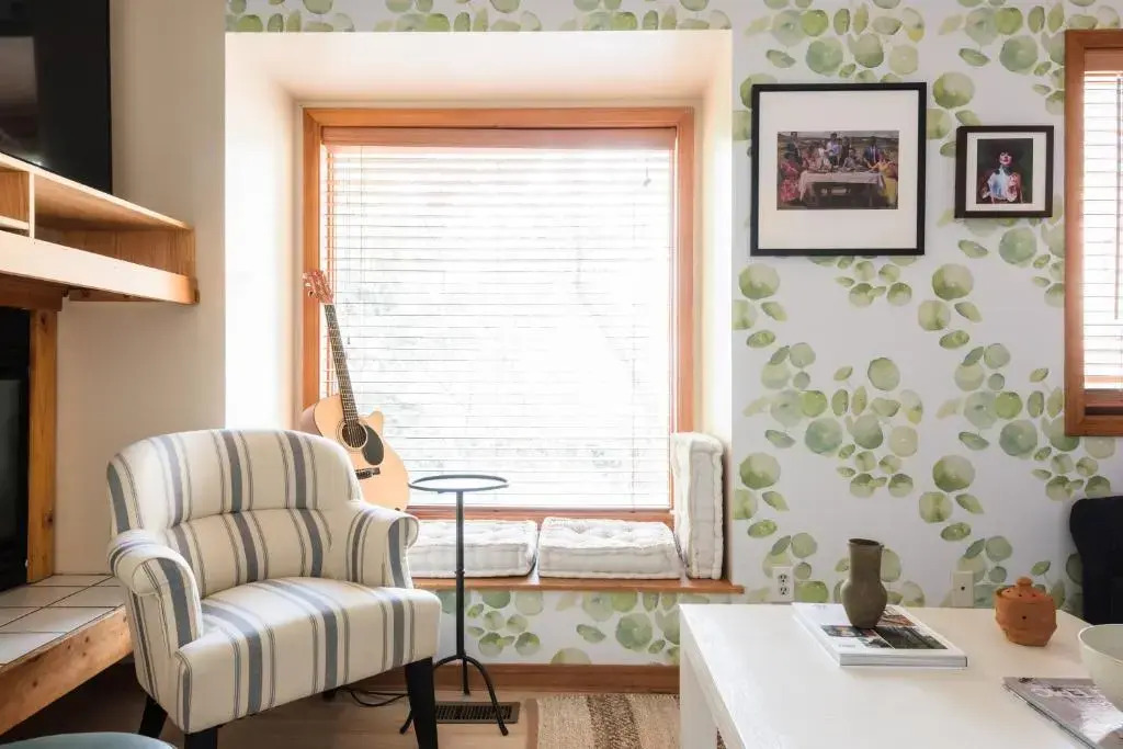Corduroy Sage Avantstay Cozy & Cute Cabin w/ Deck Sleeps 21!
