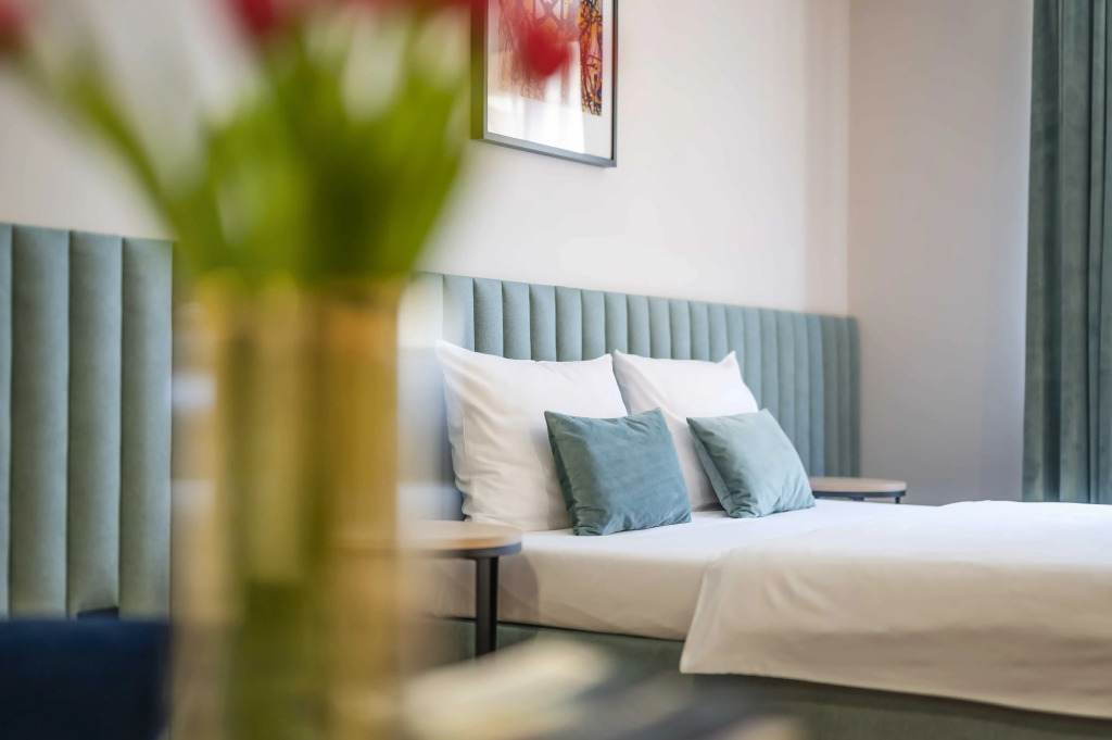 Hotel H12