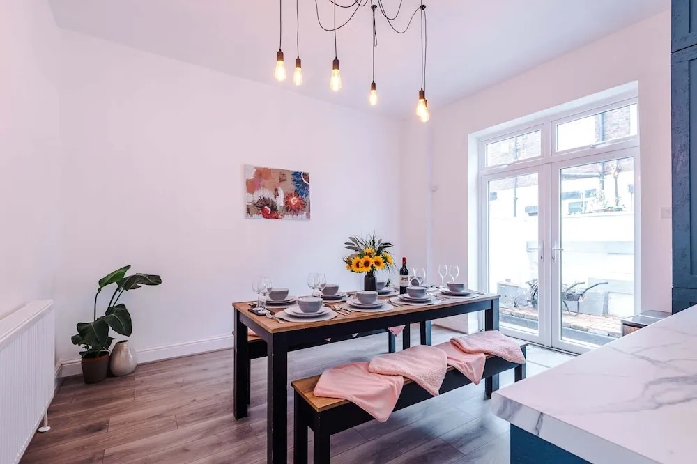 Spacious Home Sleeps 7 in the Heart of Anfield