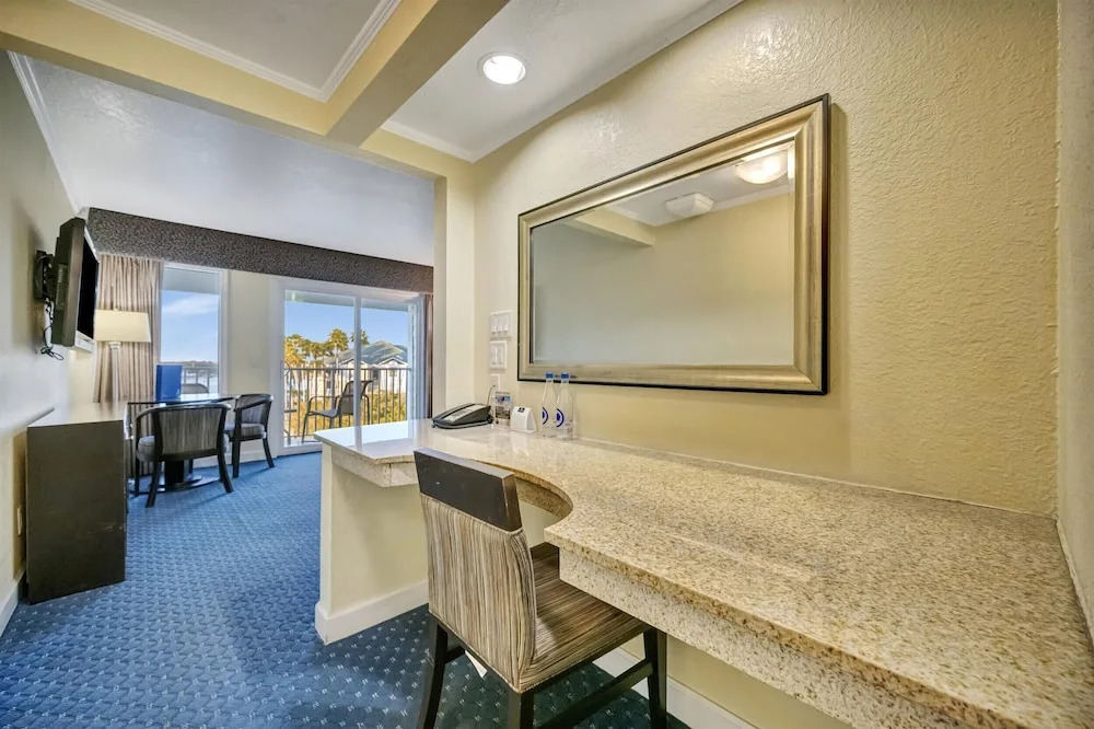 Waterfront Resort Condo Balcony Heated Pool