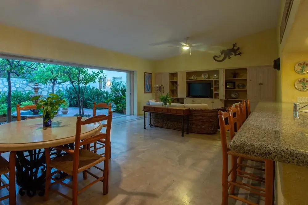 6 Bedroom Beachfront From $1600 per Night: Villa de la Playa