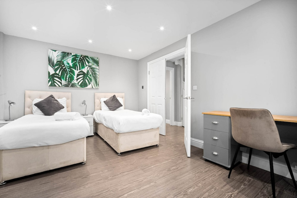 Grand 5 Bedrooms and 3 Bath Birmingham Home