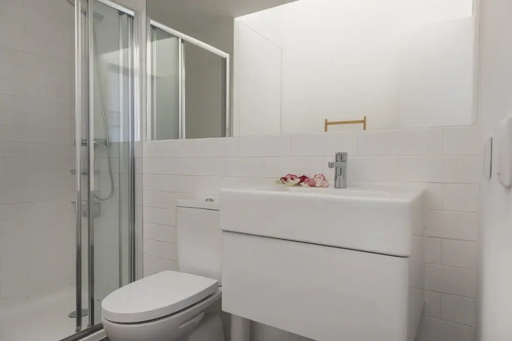 Artistic-White Flat