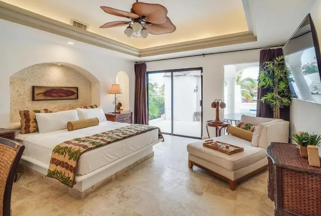 Lagoon & Beach Steps Away 5-bdrm Villa Elegancia