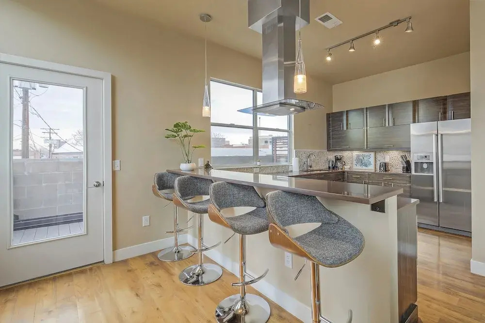 Swanky Downtown Loft! City Views! Sleeps 10!