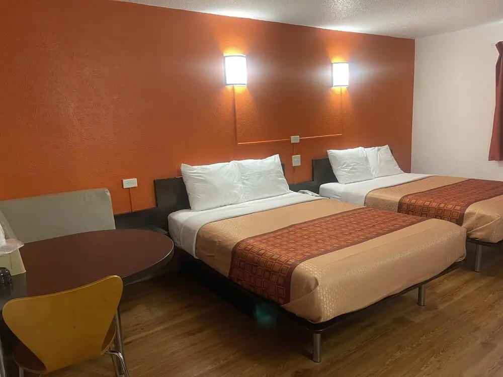 Regal 8 Inn & Suites