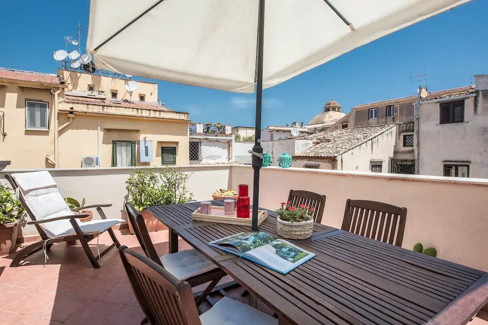 Terrazza e stile sui tetti della Kalsa