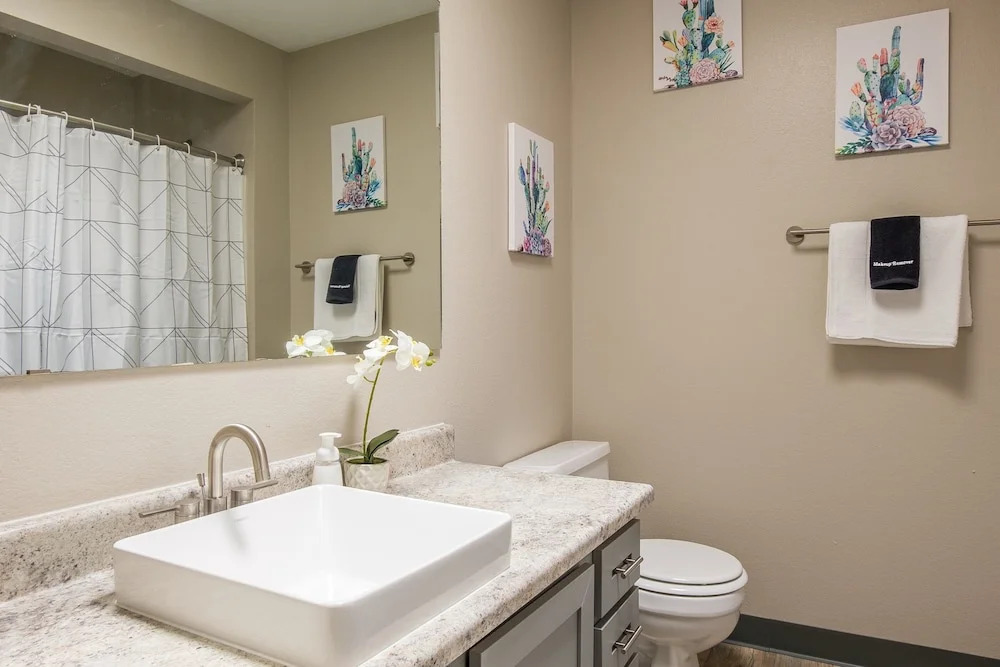 2 Bedroom Apartment w/ Pool, Balcony & WiFi by Frontdesk