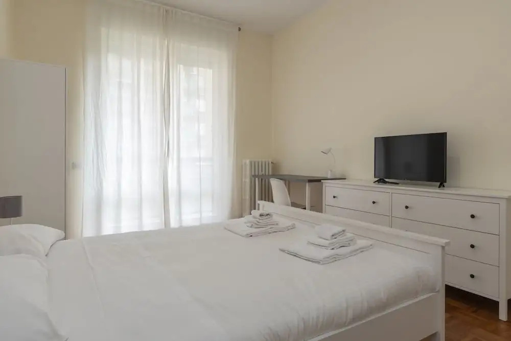 JOIVY Modern 2bed flat with balcony, 250m from M5 Foppa and M2 Sant'Agostino