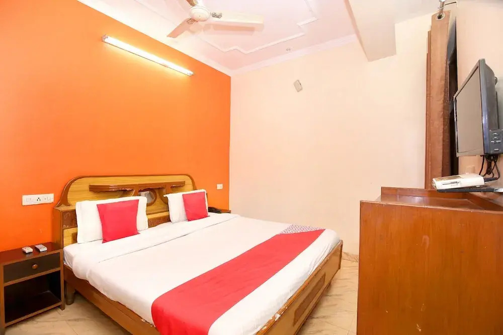 OYO 10239 Holiday INN Paradise