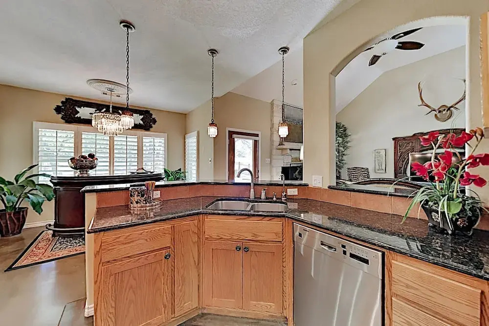 Luxe By The Lake, On-site Pool & Tennis! 3 Bedroom Home