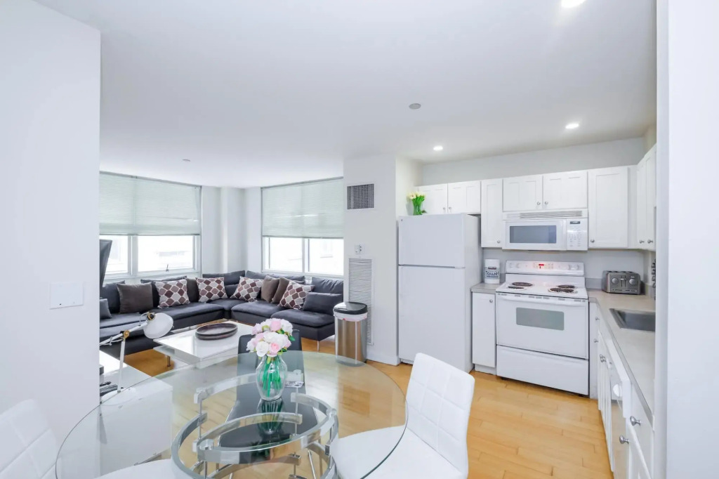 Luxury 2BR + 100 Walkscore | Theatre District | Evonify