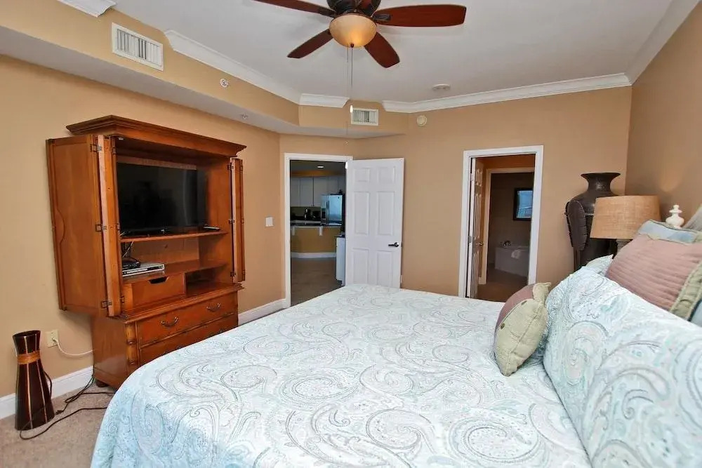 San Carlos 1509 - 3 Br condo