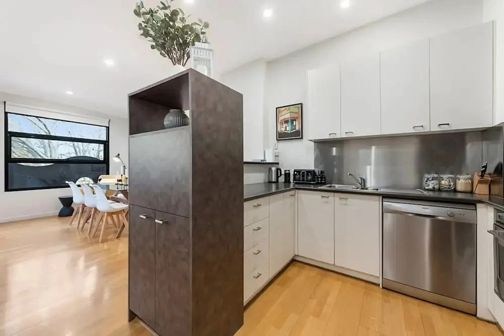 Beautiful 2-storey Unit With Balcony Near Smith St
