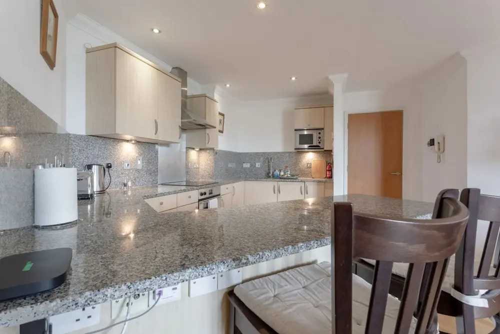 Large & Central 2BD Flat - Tower Hill