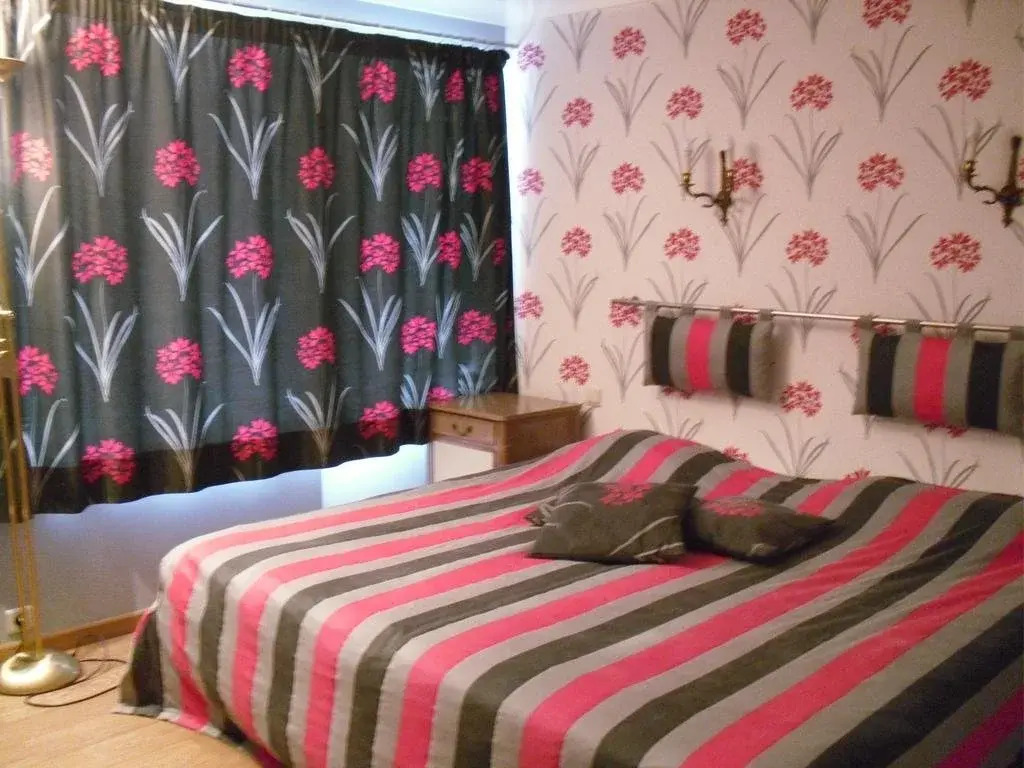 Hotels Aux Roches Fleuries