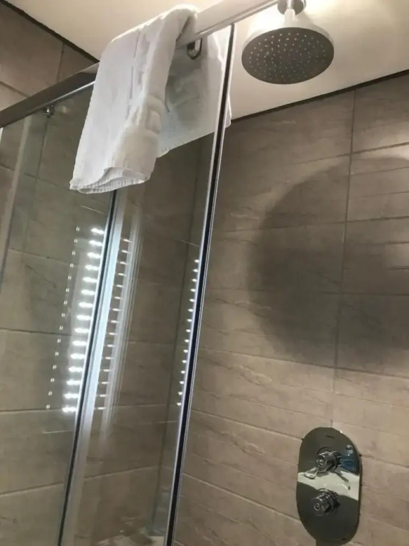 Springfield House Serviced Accommodation by Saffatel