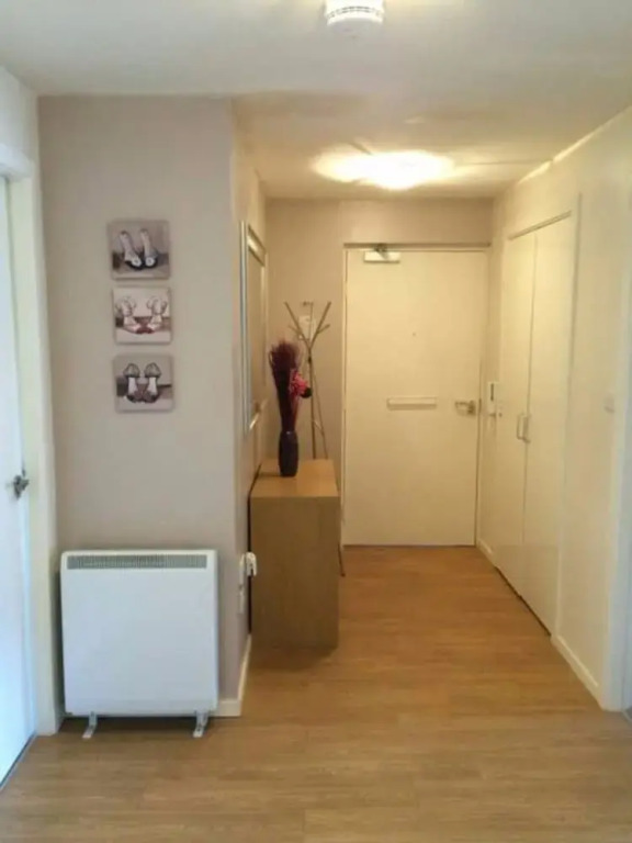 3 Bedroom Flat Near City Centre With Parking