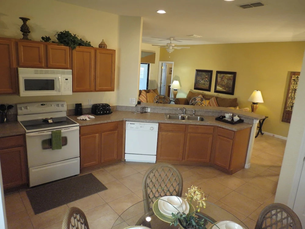 Kissimmee Maingate Area Pool Homes by SVV