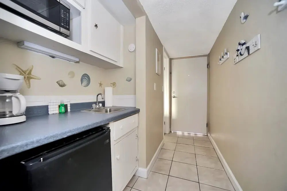 3rd Story Ocreanfront Studio W/views And A Pool 1 Bedroom Apts