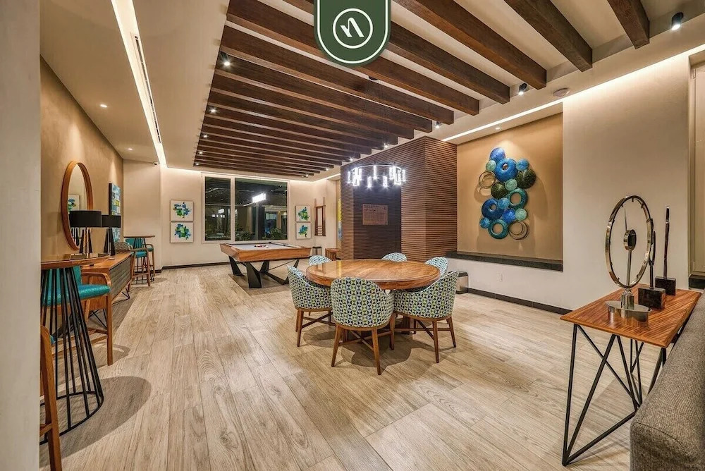 Luxury 2 BR Condo Near Golf Courses and Marina