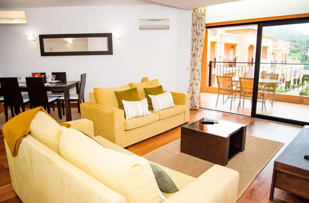 Stunning 2 Bedroom Apartment 500m to Luz Beach