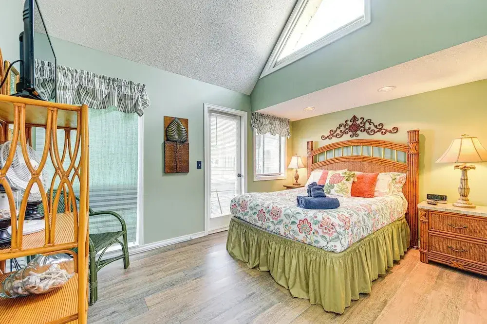 Myrtle Beach Condo Near Ocean: 1 Mi to Apache Pier