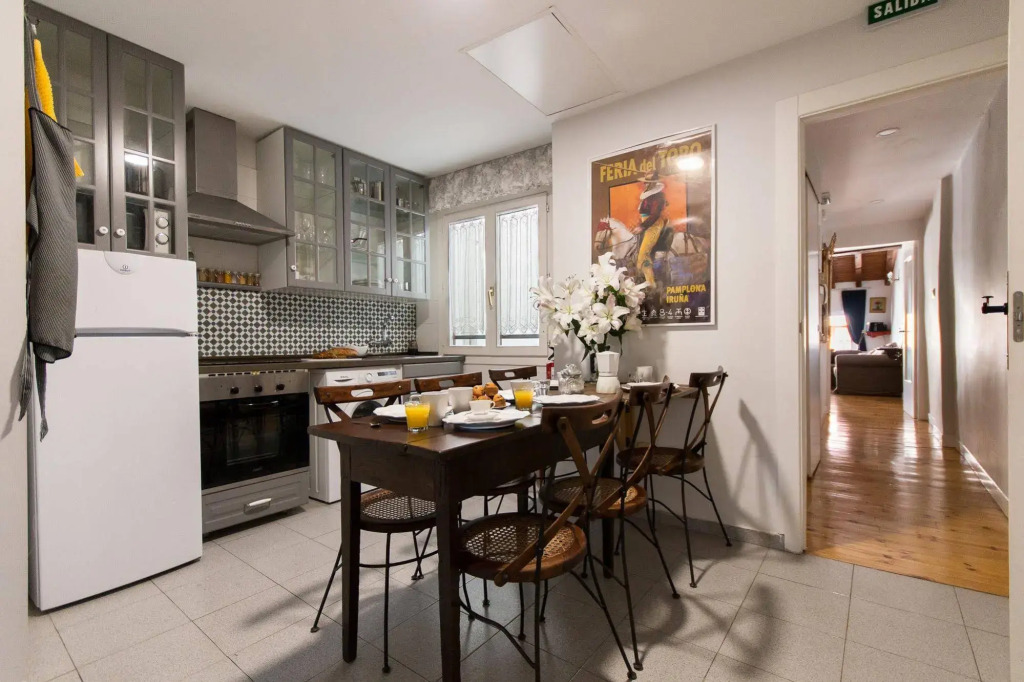 Heart of Pamplona Apartments I by clabao