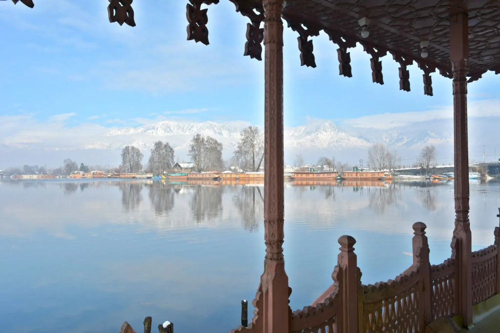 Golden Flower Heritage Houseboat