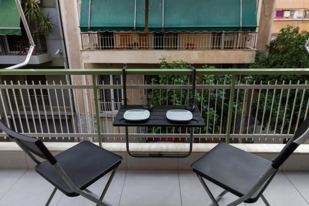 Luxury apartment 10’ from the center!