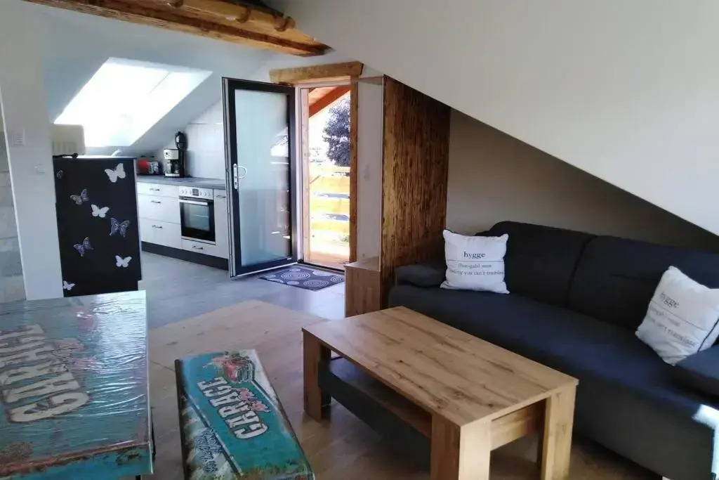 Komplette Dachwohnung mit Balkon und Bergblick