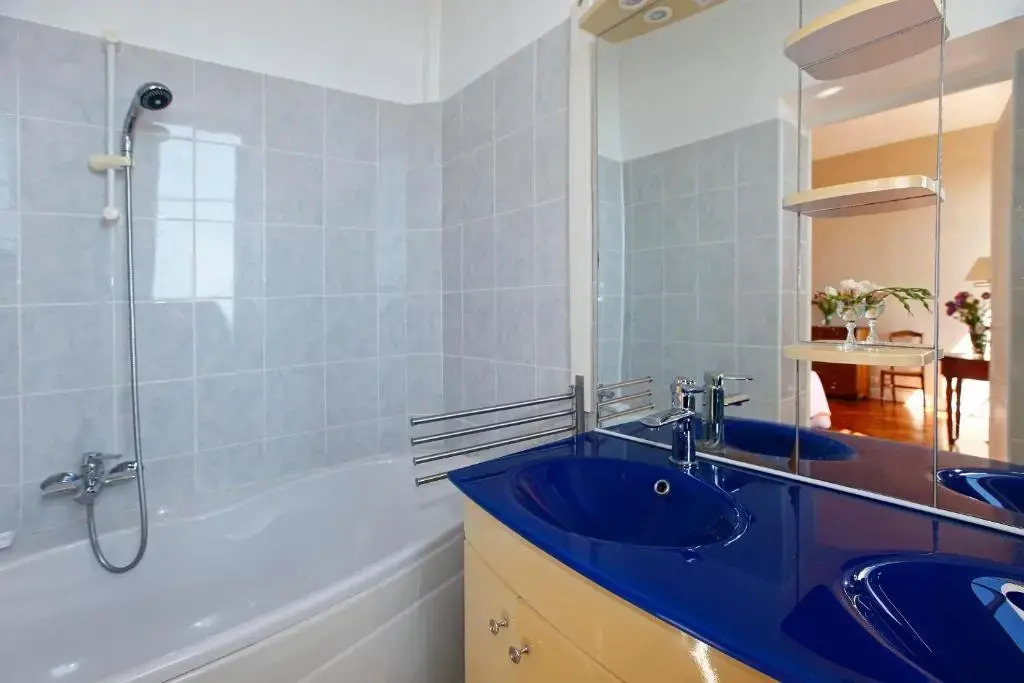 PALMERAIE - Magnifique appartement dépoque avec Vue Mer 4 personnes avec terrasse Le Port Nice
