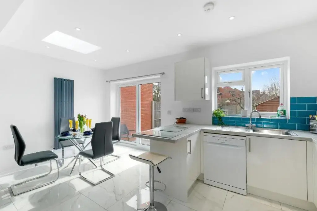 Harrow Hse 3 Bedrooms 2 Bathrooms Off Road Parking