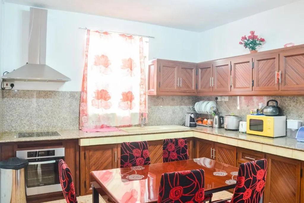 La Caverna House