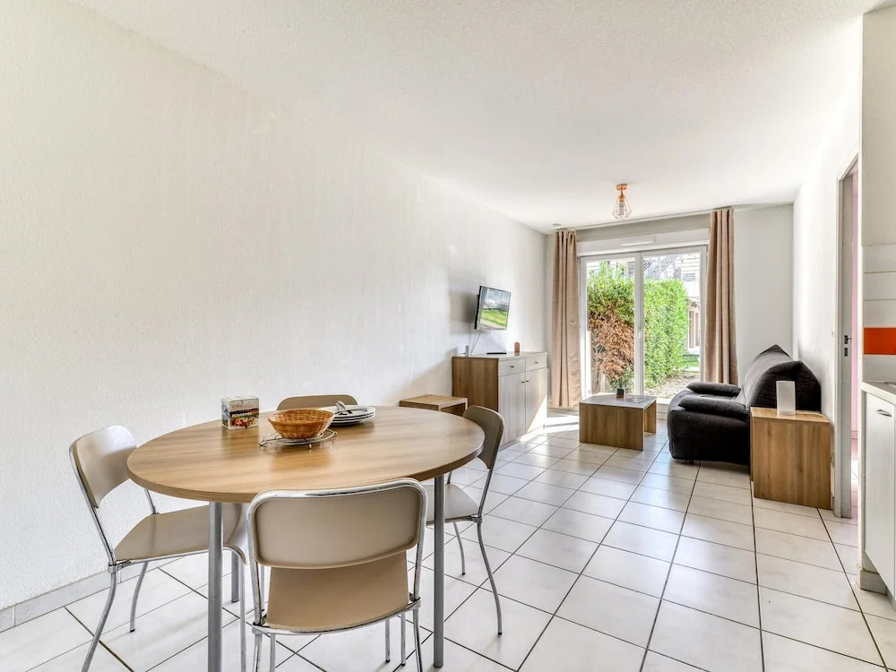AC Apartment With Pool View for 4