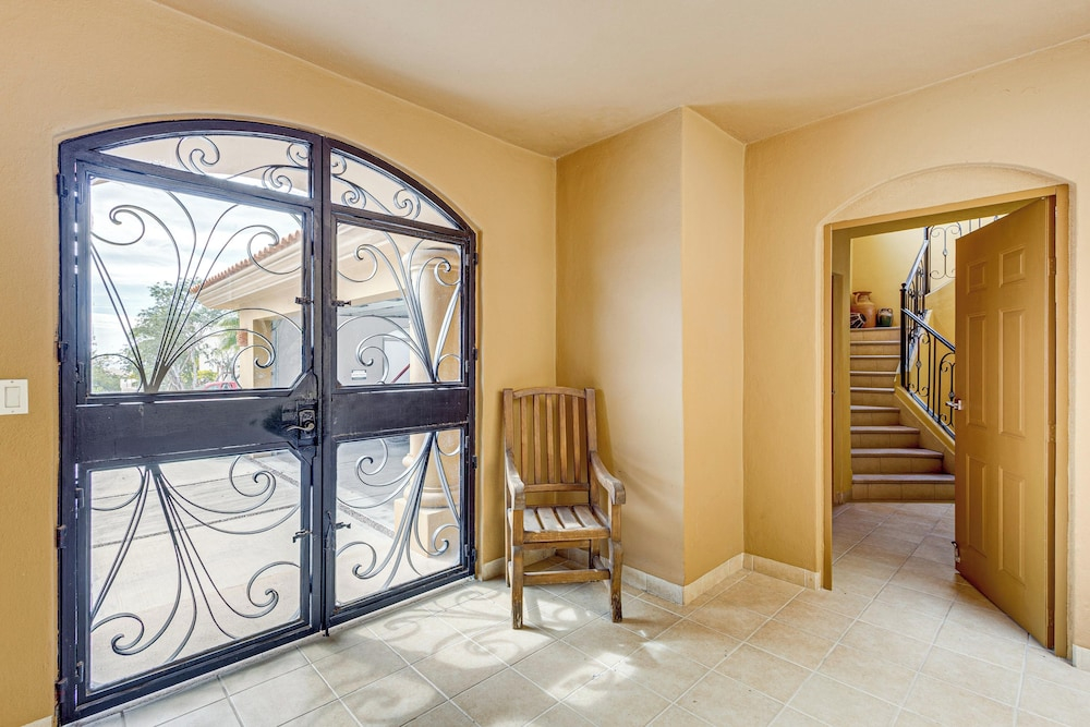 Steps to Sand: Ocean-view Cabo Home w/ Heated Pool