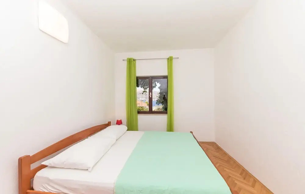 Stunning Apartment in Okrug Donji With 2 Bedrooms and Wifi