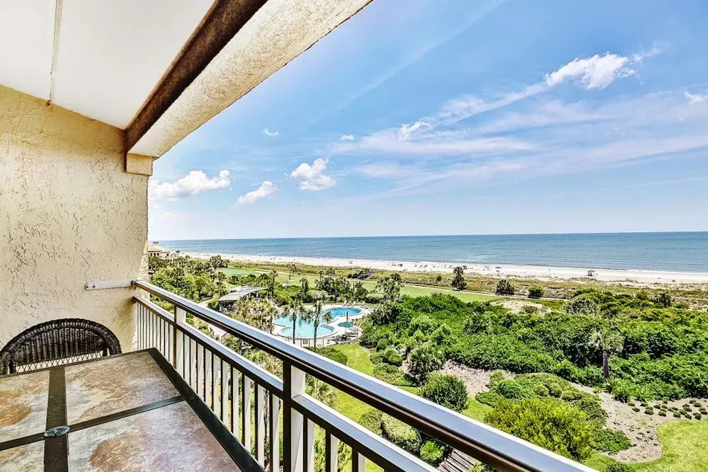 Oceanfront Condo With Spacious Balcony, Great Views, AC & Outdoor Pooloc
