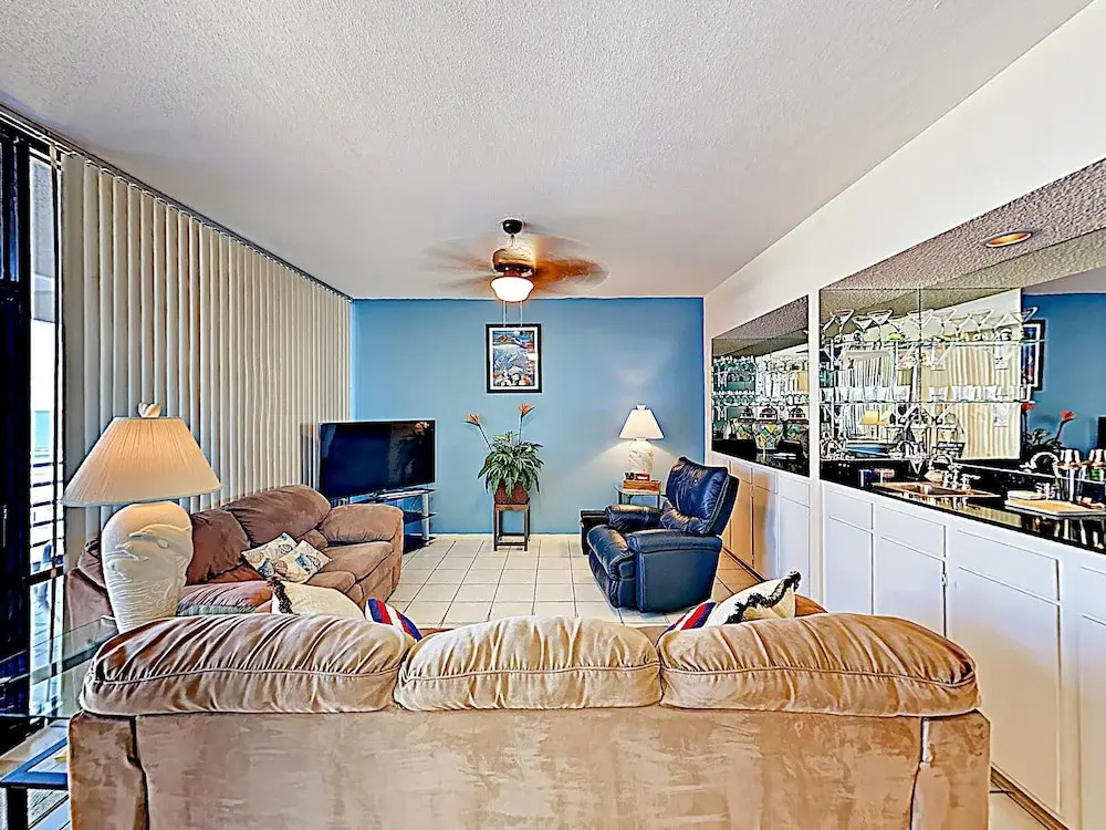 New Listing! Posh W/ Pool - Steps To Beach 2 Bedroom Condo