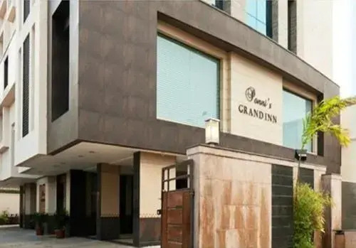 Ponnis Grand Inn