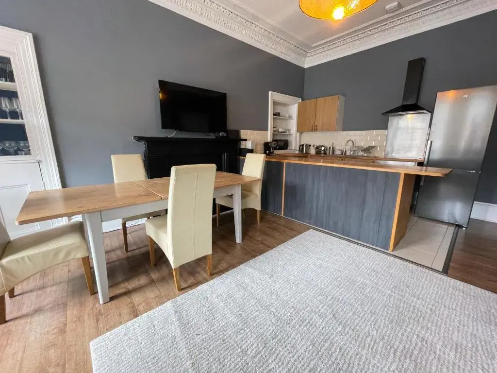 Spacious 3 bedroom Victorian flat City Centre