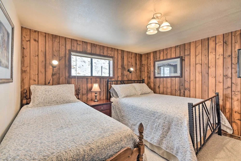 Cozy Log Cabin Escape In the Heart of Creede!