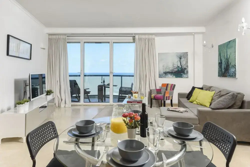 Panoramic Sea View Over Beach w Balcony