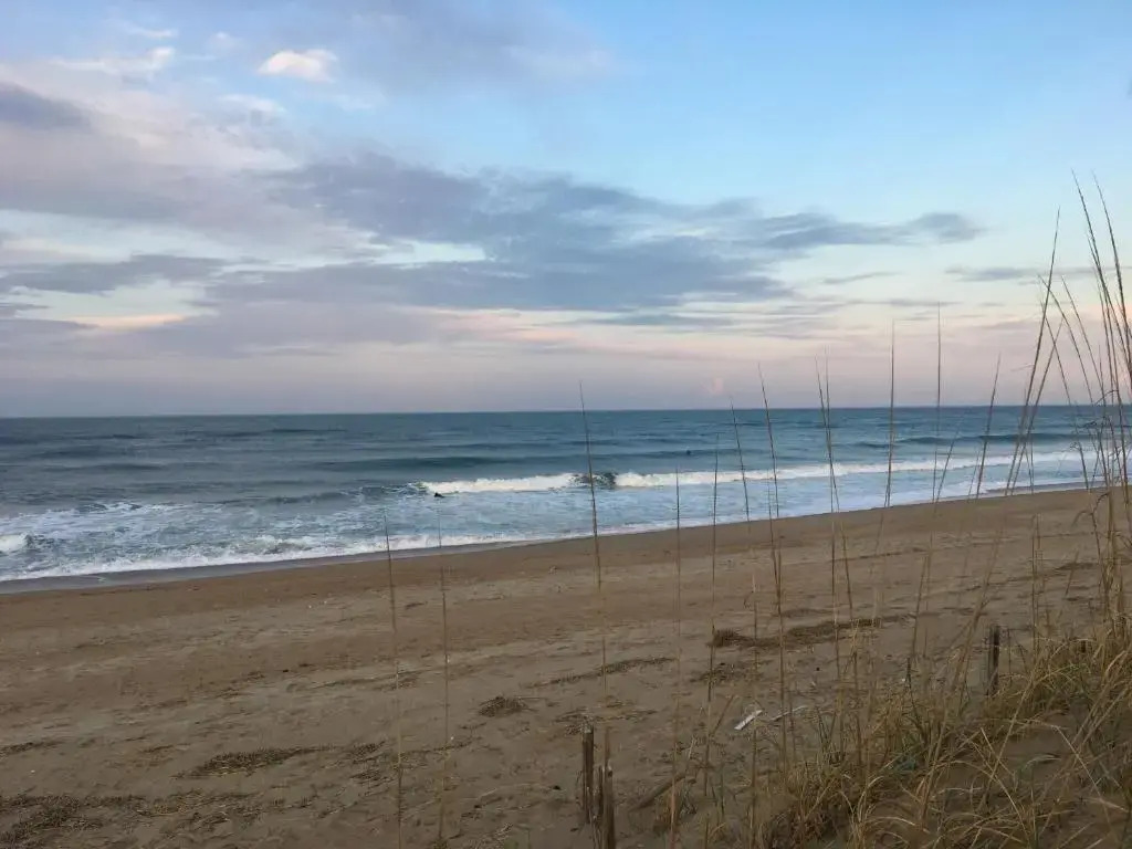 King BEEch - Southern Shores, 300 Yds to Beach, Ocean View, Pool, Hot Hub, Fenced Yard