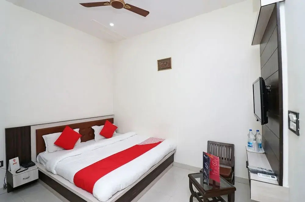 OYO 24879 Royal Taj Home Stay