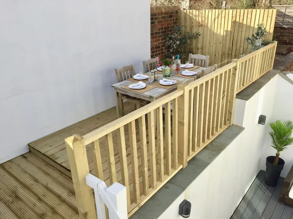 Stylish Town Centre House - 300Mbps, Parking & Sunny Decking